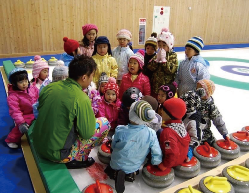 「軽井沢アイスパーク」で子供たちの指導